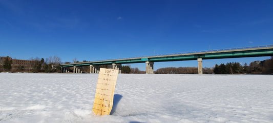 Reste 6 Pouces De Glace Sur La Rivière Magog Sherbrooke (Vue T1)