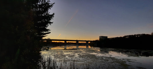 Crépuscule Du 6 Octobre 2021 18H31 (Vue P1) Rivière Magog À Sherbrooke. Pont Jacques Cartier.